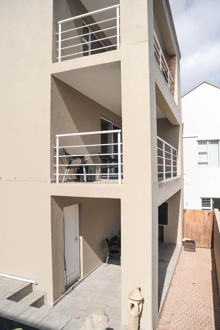 To Let 4 Bedroom Property for Rent in Calypso Beach Western Cape